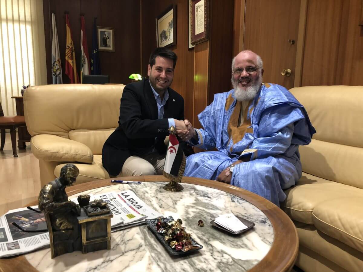Lee más sobre el artículo El alcalde de Arnedo recibe al nuevo delegado saharaui, Abdalahe Hamad