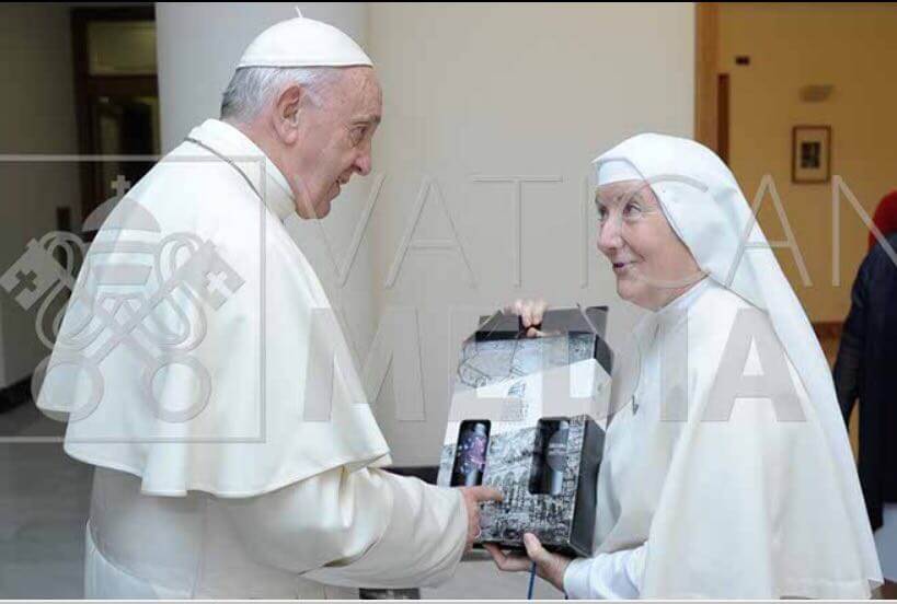 Lee más sobre el artículo La arnedana sor Julia (Josefina Castillo Ibáñez) obsequia con vino ‘Mocete’ al Papa Francisco