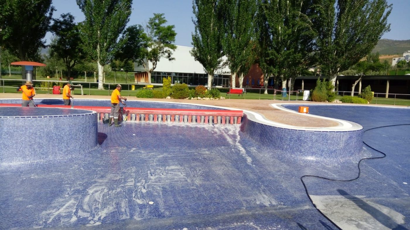 Lee más sobre el artículo El ayuntamiento de Arnedo cierra la piscina recreativa para limpiar depósitos de cal que han provocado pequeñas heridas