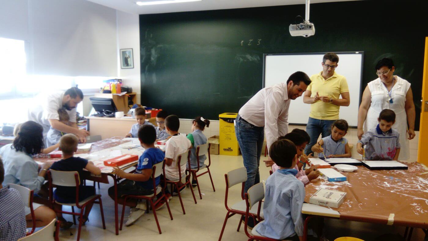 Lee más sobre el artículo El alcalde de Arnedo y el concejal de Juventud visitan la Escuela de Verano en la que participan 161 niños