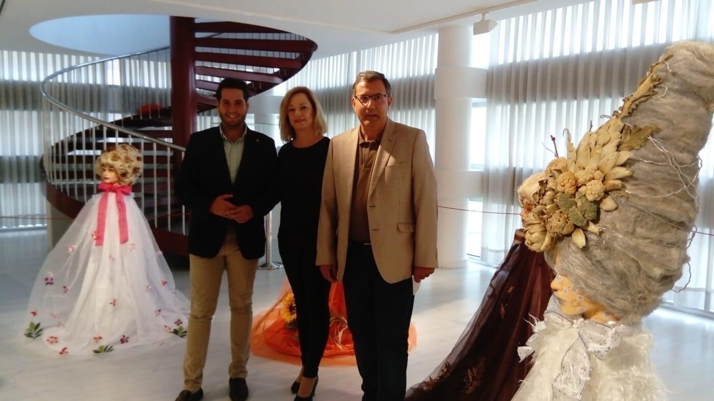 Lee más sobre el artículo El alcalde de Arnedo y el director general de Fundación Caja Rioja visitan la exposición ‘Tocados con verduras’