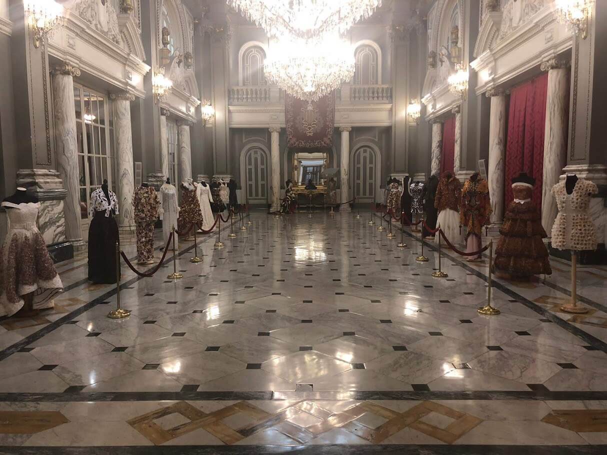 Lee más sobre el artículo El salón de cristal del ayuntamiento de Valencia acoge la exposición «Verduras de moda» de Calahorra