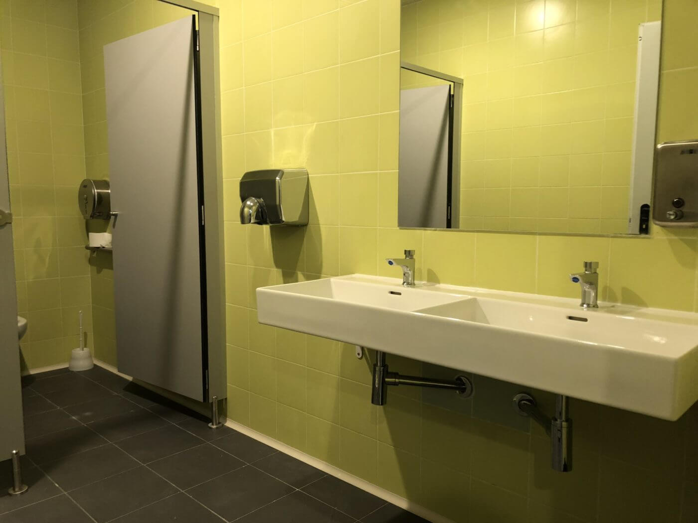 Lee más sobre el artículo La plaza de España contará con baños y camerino durante la realización de actividades en este espacio