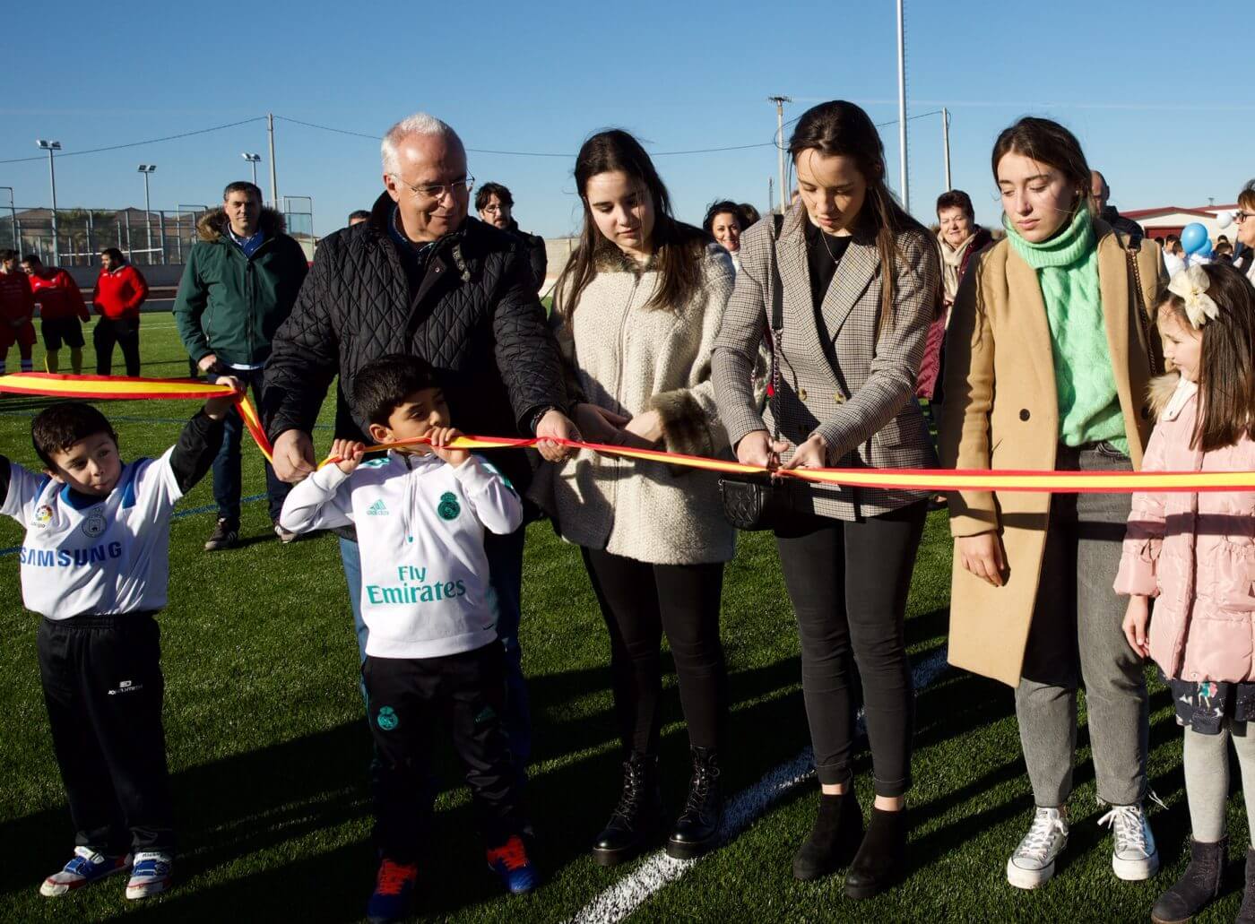 Lee más sobre el artículo Inaugurado el campo de fútbol municipal tras la instalación de césped artificial