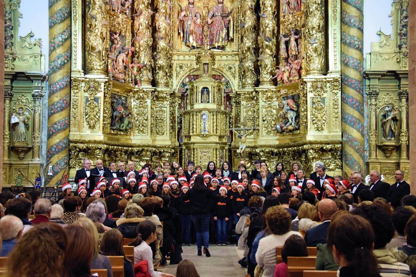 Lee más sobre el artículo El orfeón arnedano Celso Díaz, el coro Alto Cidacos y el coro Cuchuflete actuaron en el pregón de Navidad