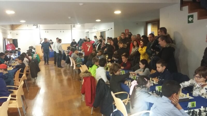 Lee más sobre el artículo Casi 70 participantes en el XVII Torneo de Reyes Infantil del Club Ajedrez Alfaro