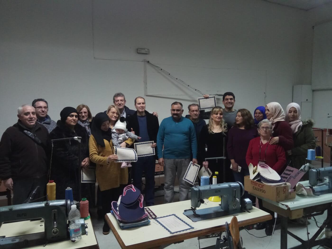 Lee más sobre el artículo Cáritas parroquial entrega 11 nuevos diplomas de un taller de guarnecido y anuncia otro para marzo