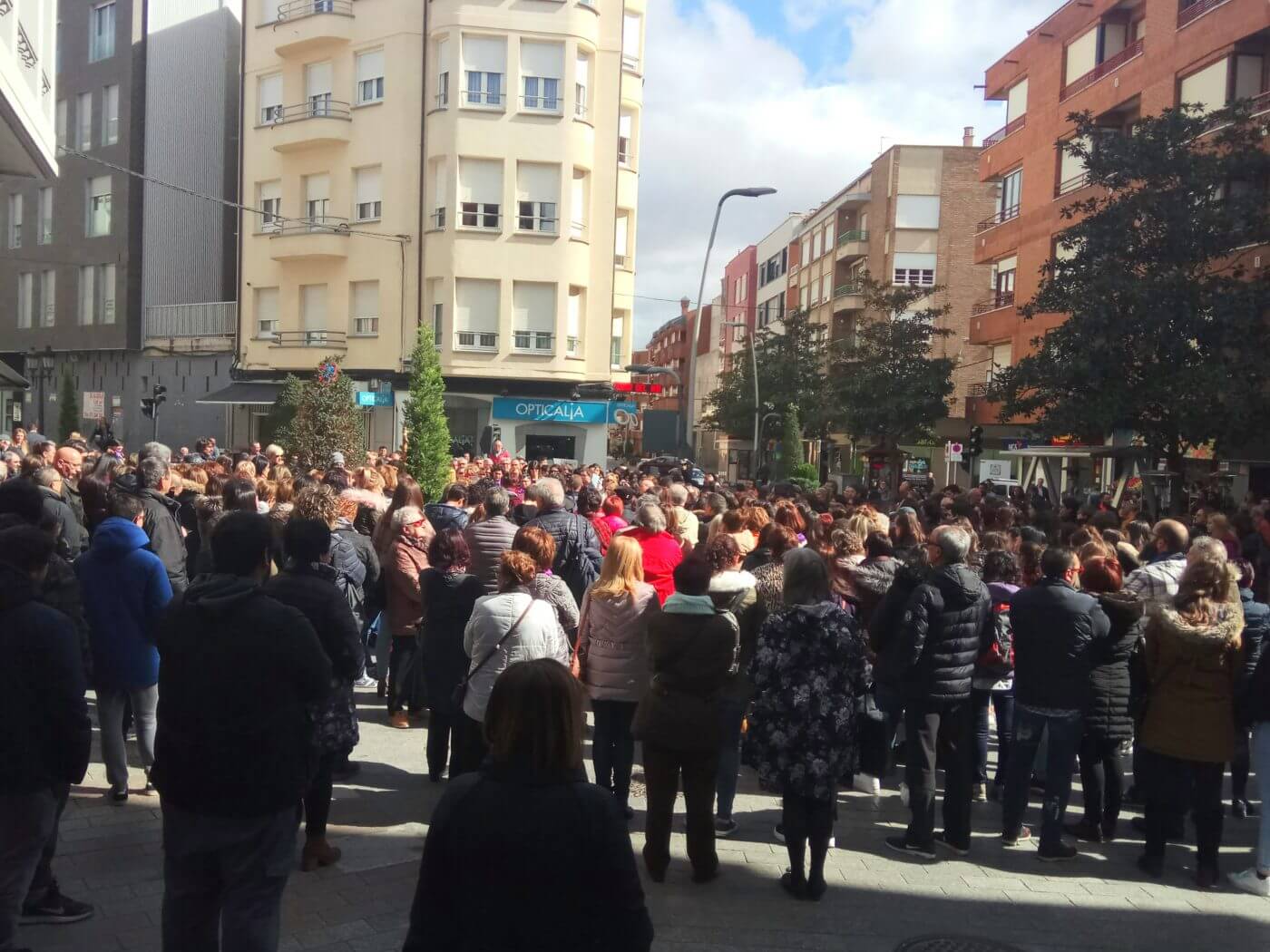 Lee más sobre el artículo Varios cientos de personas asisten a la primera de las dos concentraciones por el Día de la Mujer