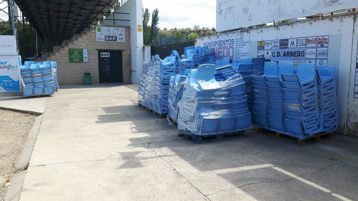 Lee más sobre el artículo El Celta de Vigo dona 1.200 butacas celestes a Arnedo para el campo municipal de Sendero