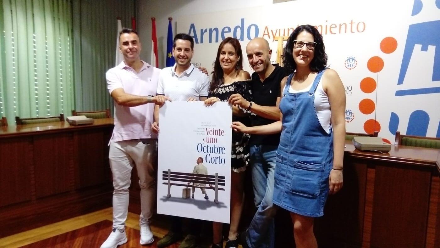 Lee más sobre el artículo El XXI Octubre Corto homenajea en su cartel, protagonizado por el empresario arnedano Basilio García, a la película «Forrest Gump»