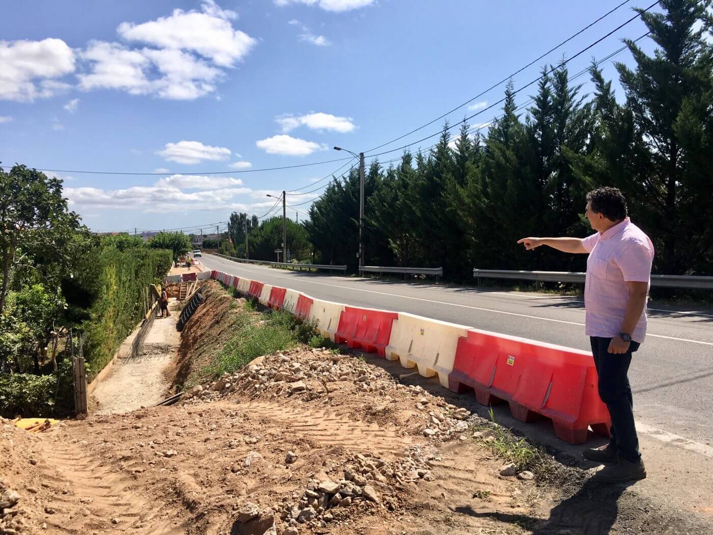 Lee más sobre el artículo El consejero Carlos Cuevas visita las obras de construcción de un tramo de acera en la LR-115 de Arnedo