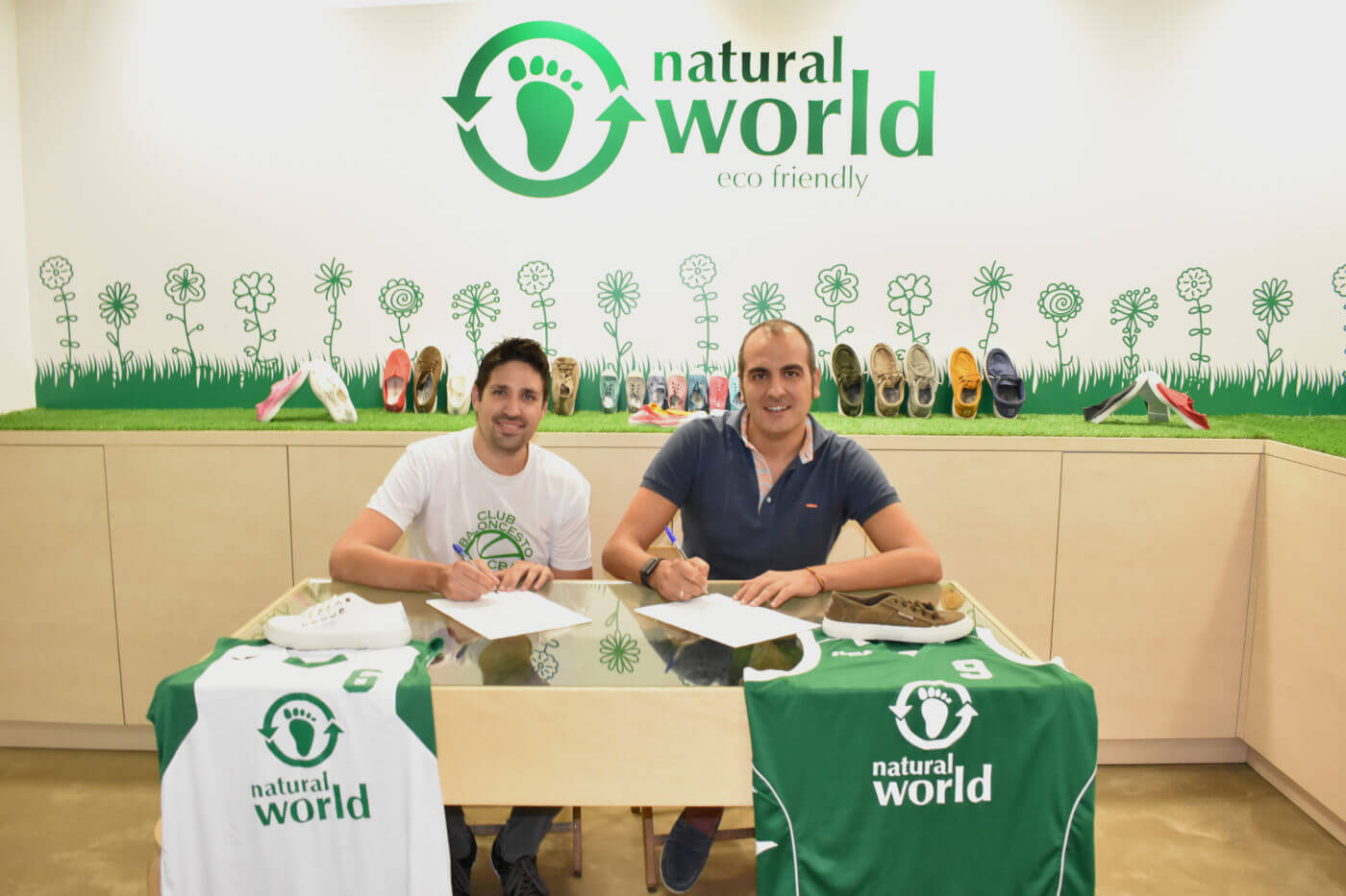 Lee más sobre el artículo Natural World patrocinará durante tres temporadas a todos los equipos del Club Baloncesto Arnedo