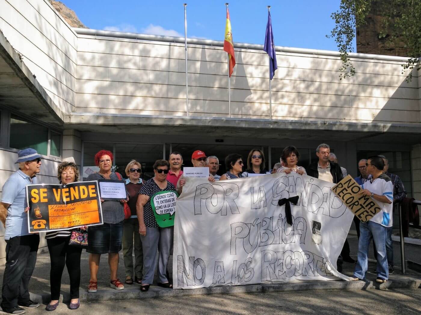 Lee más sobre el artículo El grupo que cada viernes se concentra en el centro de salud de Arnedo concede cien días ‘de cortesía’ al nuevo Gobierno de La Rioja
