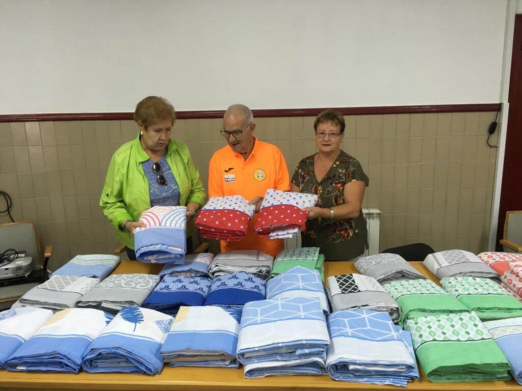 Lee más sobre el artículo El ropero de Cáritas recibe donaciones de la Escuela de Fútbol y del comercio de Isabel García