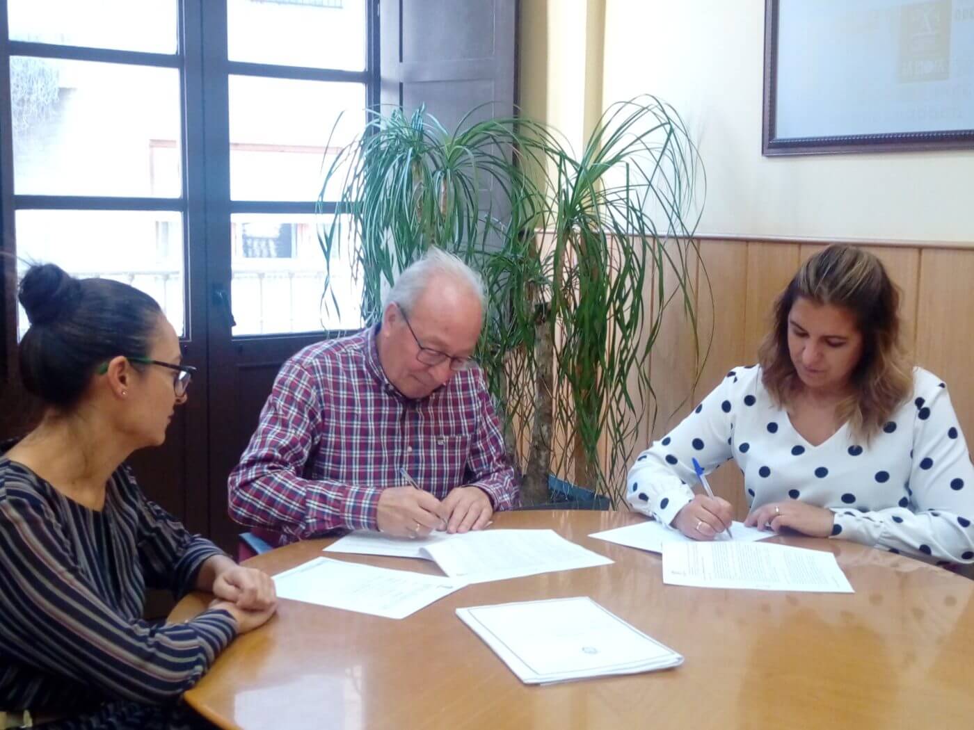 Lee más sobre el artículo El Ayuntamiento y ADECA firman un convenio de colaboración para la dinamización turístico-comercial de Alfaro