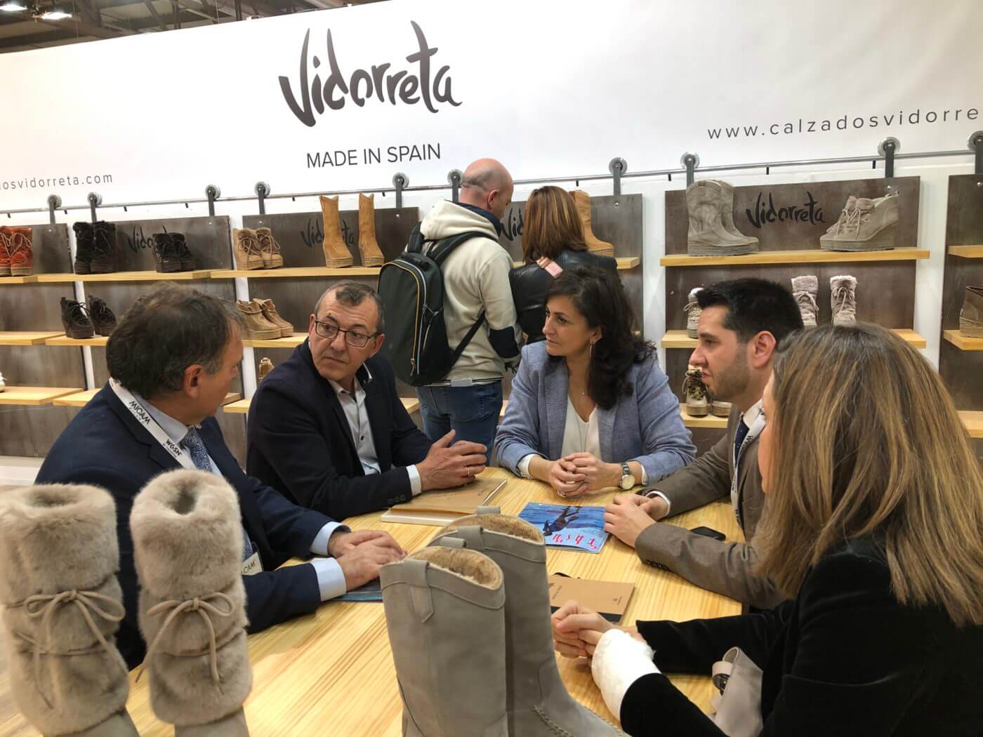 Lee más sobre el artículo El Gobierno de La Rioja muestra su disposición a apoyar la internacionalización de las empresas de calzado