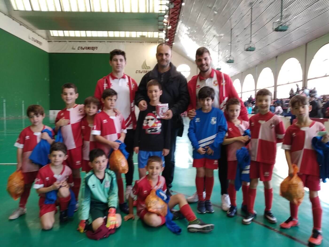 Lee más sobre el artículo Éxito de la jornada solidaria a favor de FARO y Aspanoa organizada por la Escuela de Fútbol