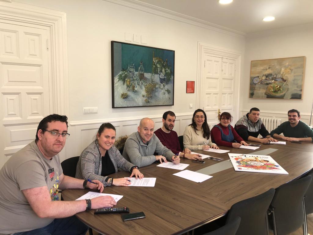 Lee más sobre el artículo El ayuntamiento de Calahorra firma los convenios con las peñas para subvencionar sus actividades de fiestas