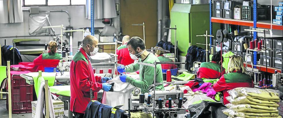 Lee más sobre el artículo Arnedo fabricará inicialmente 75.000 batas, 180.000 gorros, 75.000 patucos y 3.750 equipos para UCIs