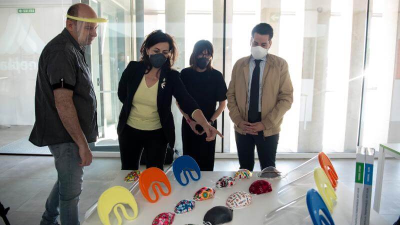 Lee más sobre el artículo Andreu visita la empresa arnedana Arneplant, que ya fabrica 160.000 mascarillas quirúrgicas y 30.000 pantallas de protección cada día