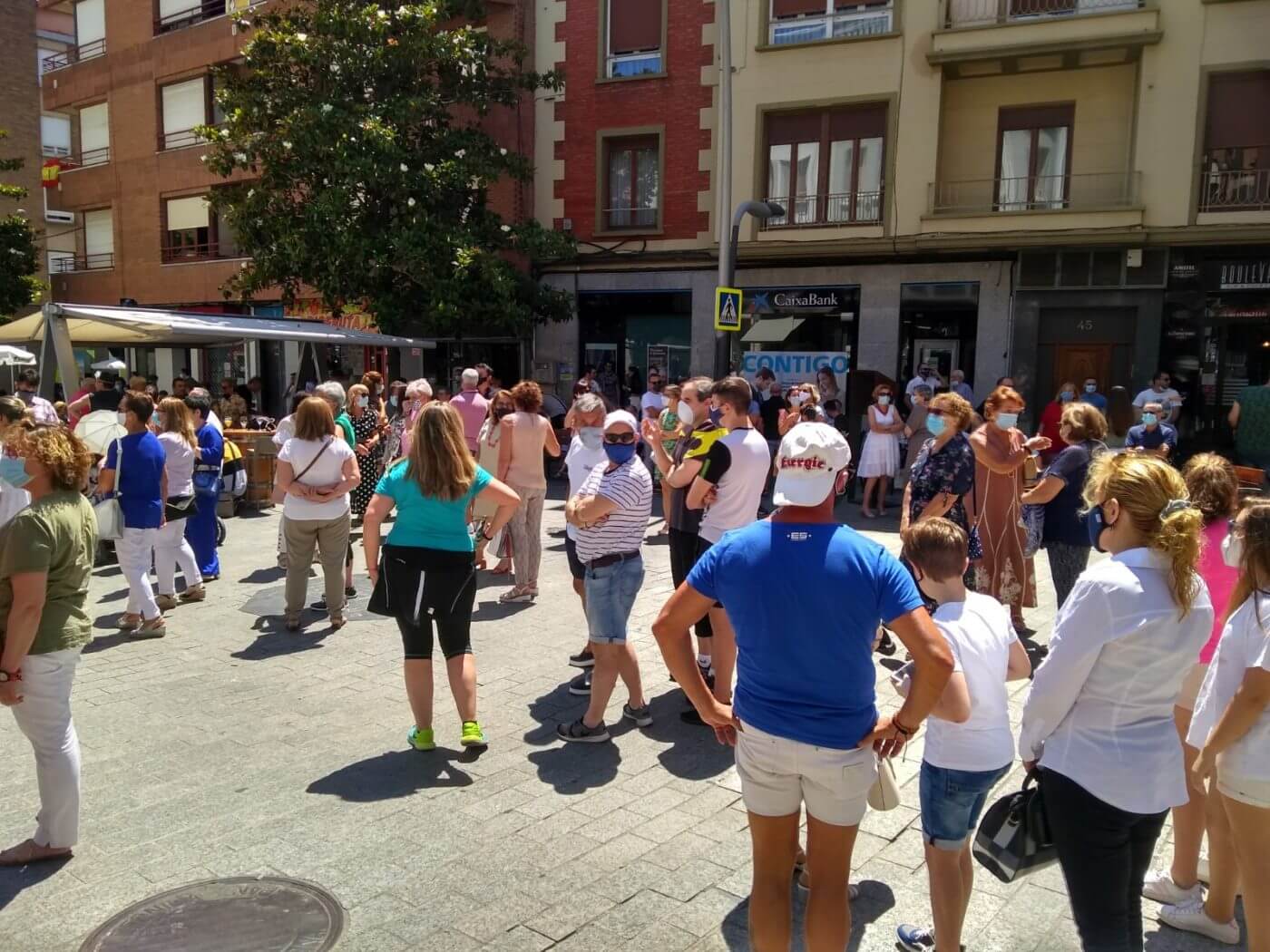 Lee más sobre el artículo Concentración en Arnedo pide al alcalde que abra las piscinas municipales este verano