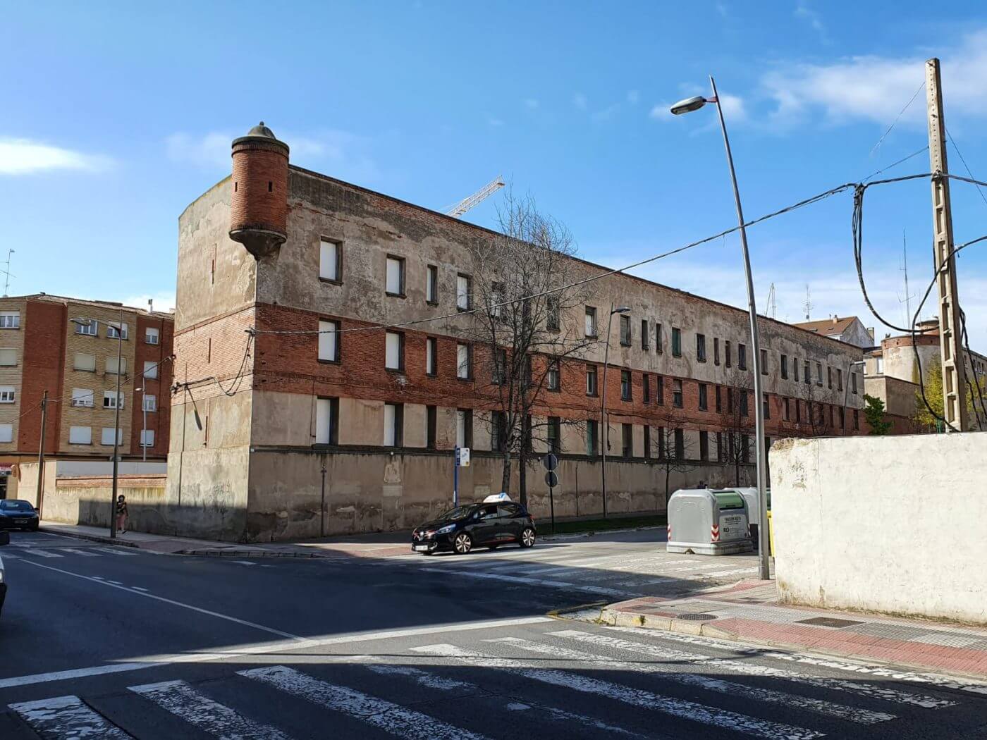 Lee más sobre el artículo El ayuntamiento de Calahorra aprueba en Junta de Gobierno el expediente de contratación para el derribo parcial del antiguo cuartel de la guardia civil
