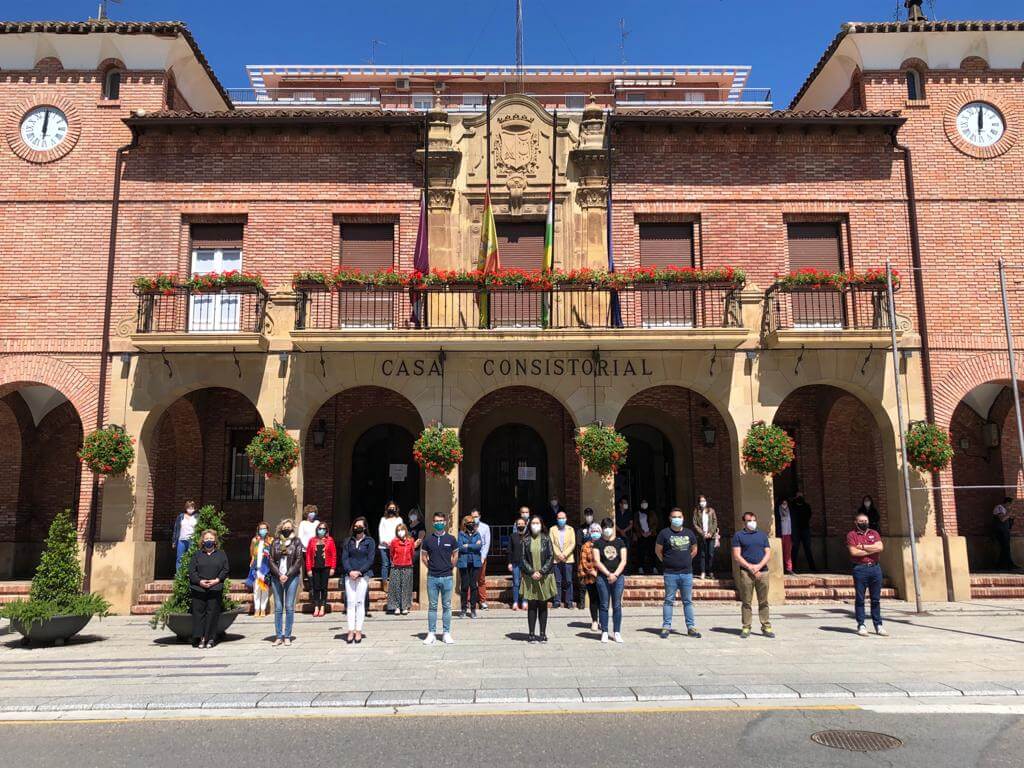 Lee más sobre el artículo El ayuntamiento de Calahorra ha guardado un minuto de silencio en el último día de luto oficial por las víctimas de Covid-19