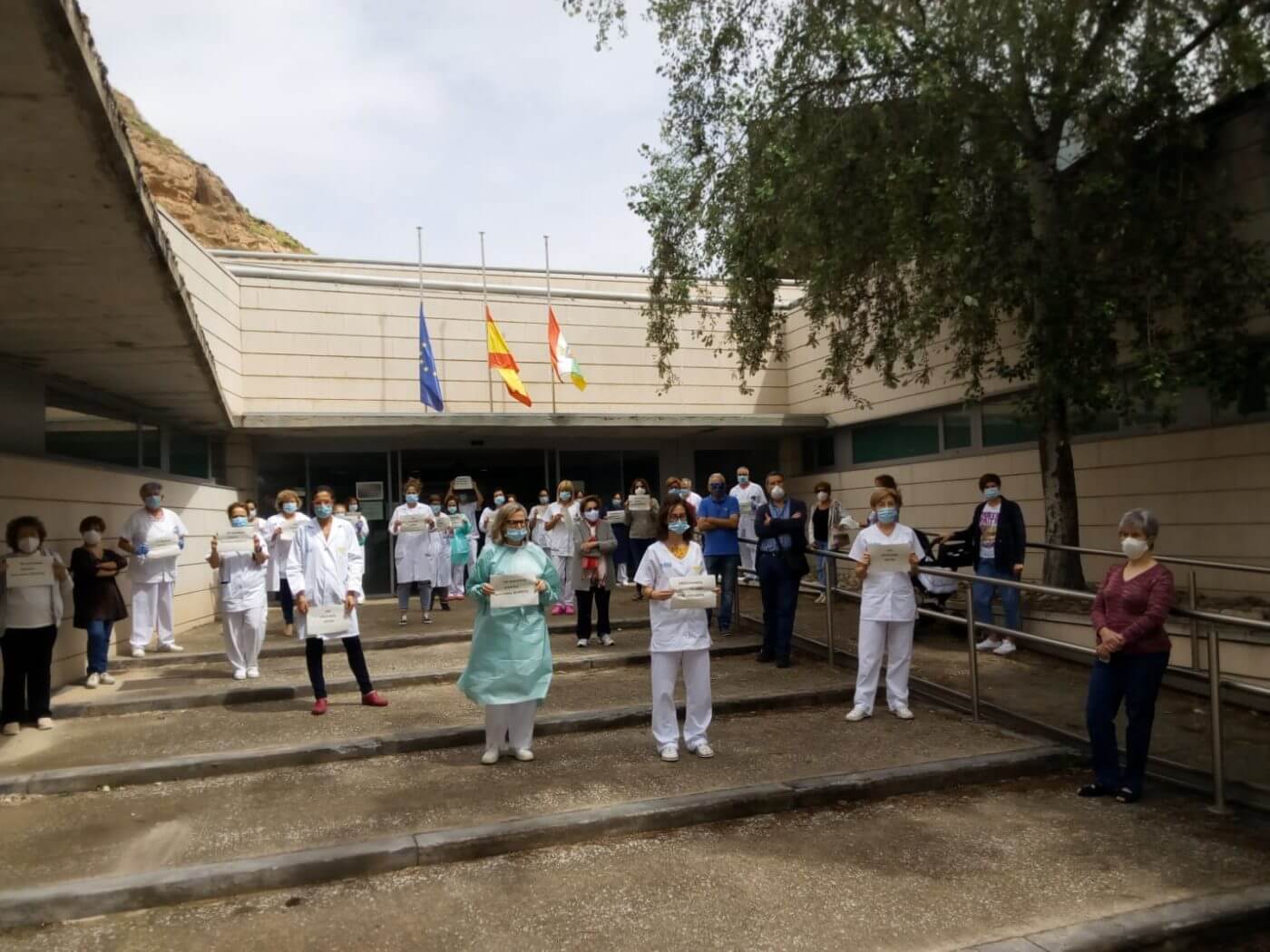 Lee más sobre el artículo Los profesionales del centro de salud de Arnedo se suman a las concentraciones de apoyo a los sanitarios del centro de Ausejo agredidos