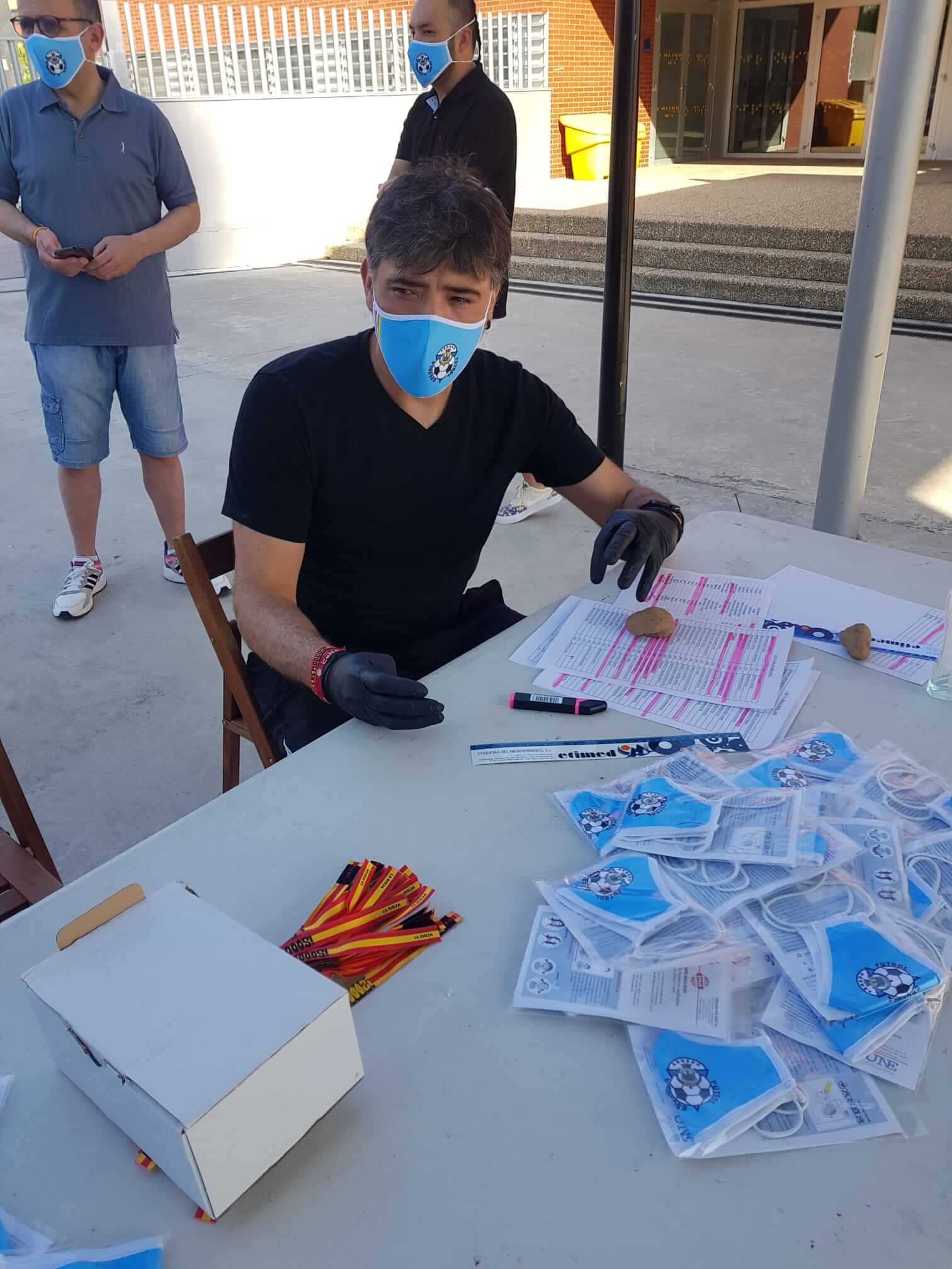 Lee más sobre el artículo Reparto de mascarillas a los niños de la Escuela de Fútbol de Arnedo