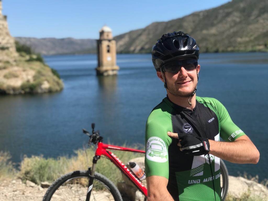 Lee más sobre el artículo El joven catalán Bernat López llega a La Rioja con su vuelta ciclista a España solidaria en favor del Banco de Alimentos