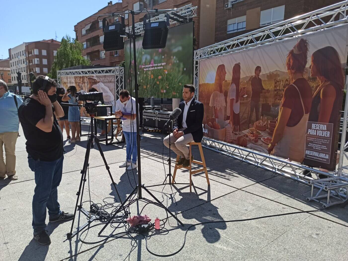 Lee más sobre el artículo La campaña «Reserva para volver, reserva La Rioja» ha llegado este jueves a la plaza de España de Arnedo