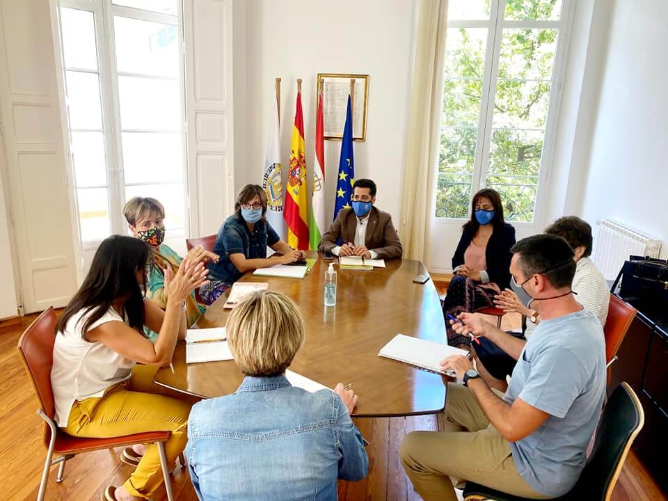 Lee más sobre el artículo El alcalde de Arnedo se reúne con los directores de los centros educativos de la ciudad ante el inicio del nuevo curso