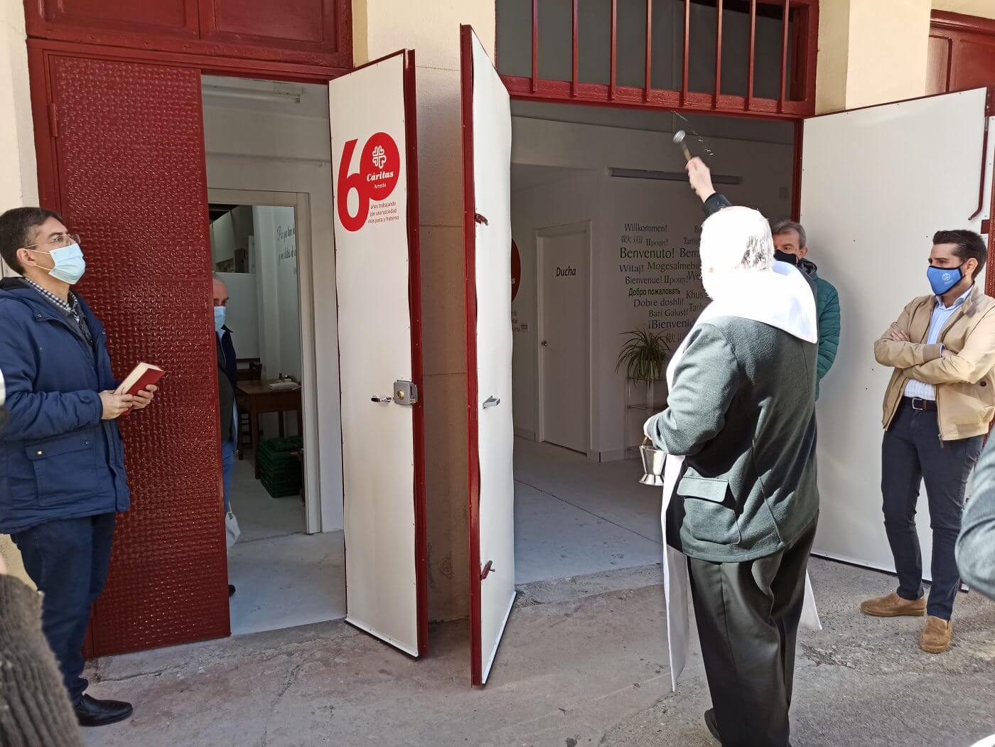 Lee más sobre el artículo El Obispo Carlos Escribano bendice el  nuevo centro de Cáritas y se despide de la ciudad de Arnedo