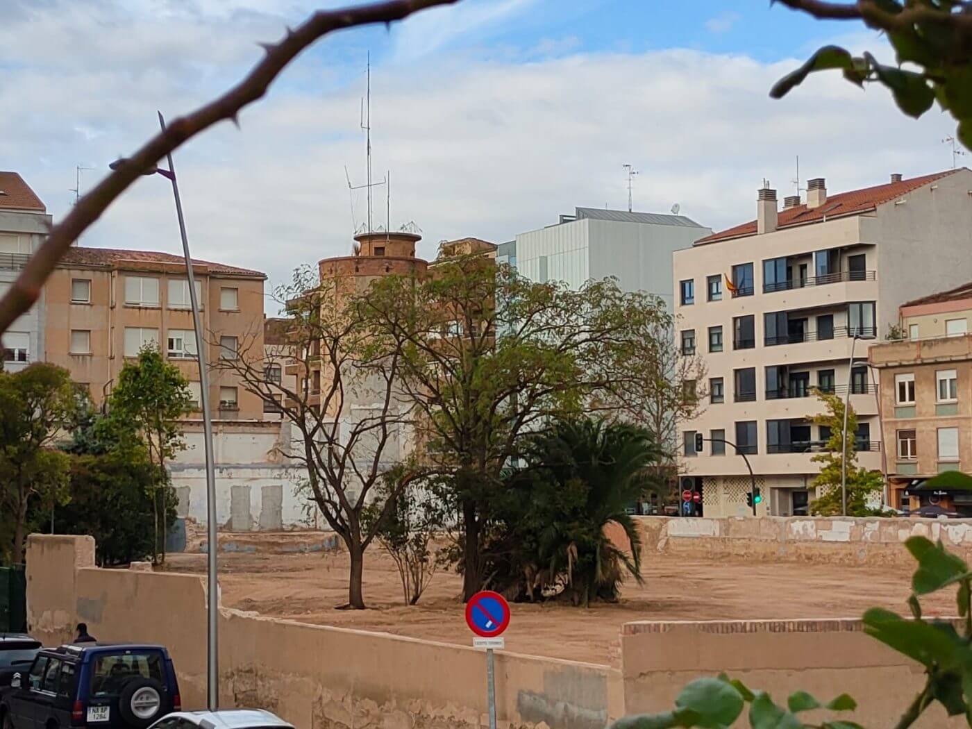 Lee más sobre el artículo El Ayuntamiento de Calahorra recibe la obra de derribo parcial del edificio del antiguo cuartel de la Guardia Civil