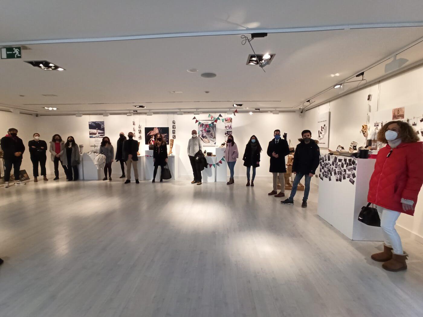 Lee más sobre el artículo Abierta hasta el 21 una exposición con los proyectos fin de grado de Diseño y Producción de Calzado y Complementos del IES Virgen de Vico