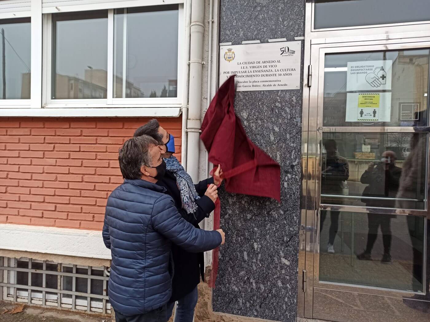 Lee más sobre el artículo Descubierta una placa conmemorativa en el IES Virgen de Vico por su 50 aniversario