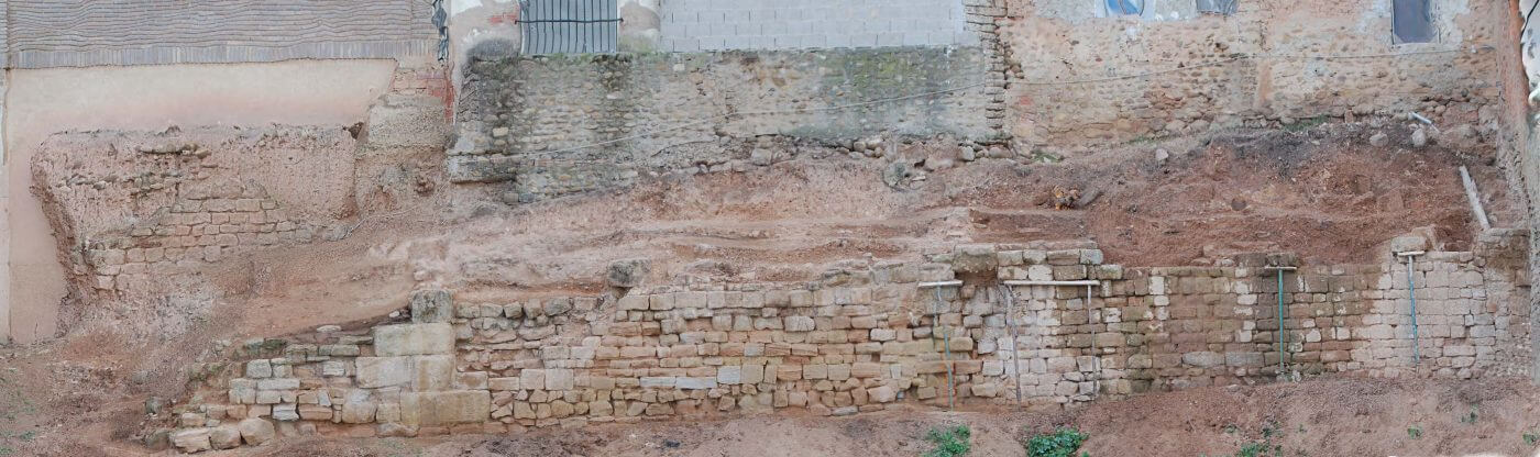 Lee más sobre el artículo El hallazgo de contrafuertes obliga a modificar el proyecto de la muralla de Juan Ramos en Calahorra
