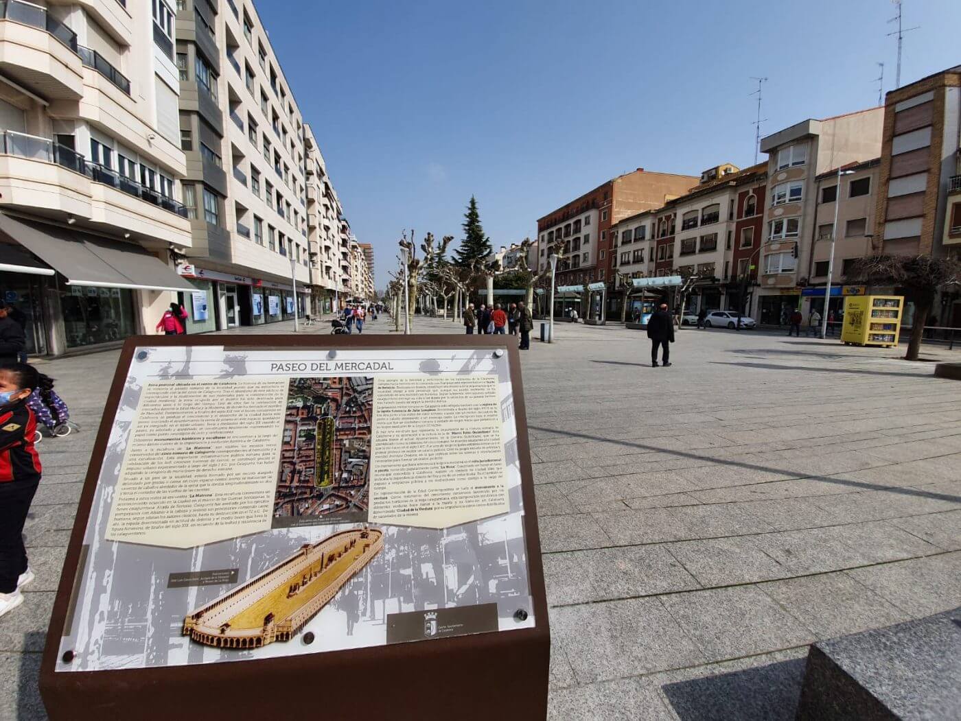 Lee más sobre el artículo El Ayuntamiento de Calahorra invierte 5.887 euros en la colocación de señalización turística en el Paseo del Mercadal