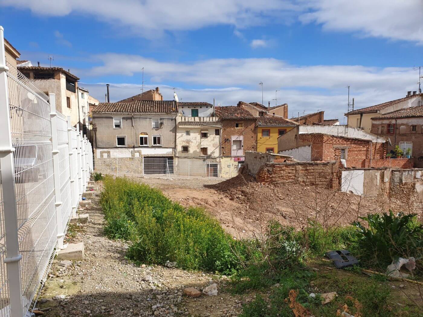 Lee más sobre el artículo El ayuntamiento de Calahorra finaliza los derribos de la cuesta del Rufo
