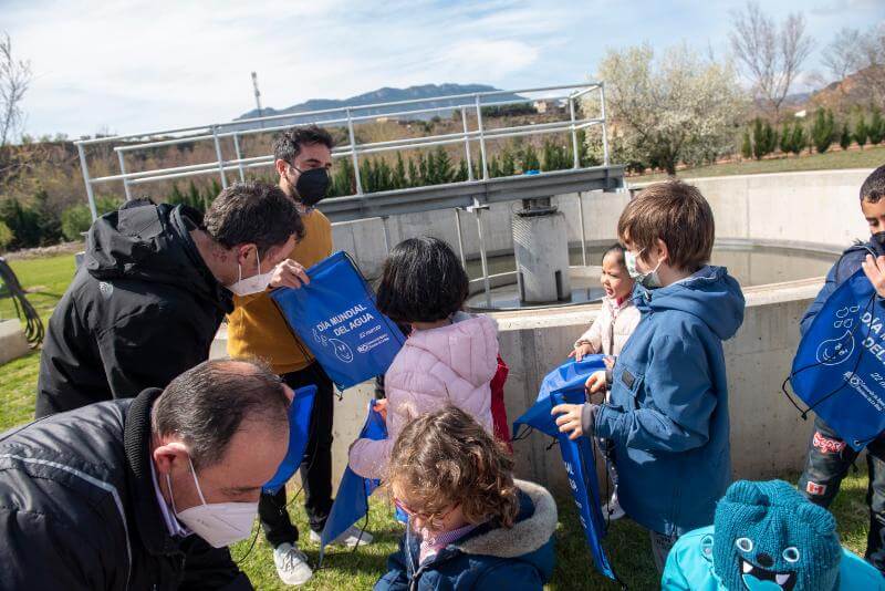 Lee más sobre el artículo El consejero de Sostenibilidad y escolares del colegio de Herce visitan la depuradora