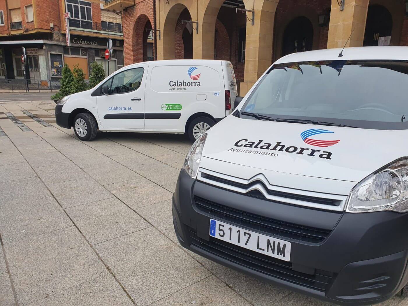 Lee más sobre el artículo El Ayuntamiento de Calahorra presenta los dos nuevos vehículos eléctricos adquiridos para el Parque Municipal de Servicios