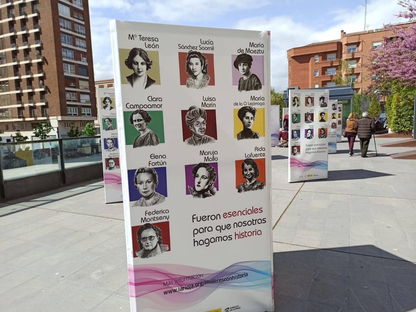 Lee más sobre el artículo La plaza de España de Arnedo acoge hasta el 7 de mayo la exposición «La II República. Mujeres con Historia»