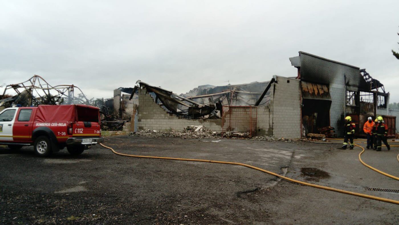 Lee más sobre el artículo Un incendio calcina por completo la empresa Troquelados Cordón de Arnedo