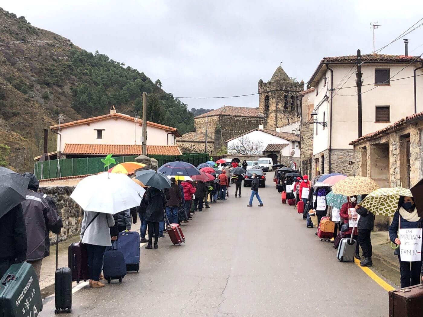 Lee más sobre el artículo Unos 300 vecinos secundan el acto convocado este 11 de abril por las dos plataformas contra los megaparques eólicos previstos en La Rioja
