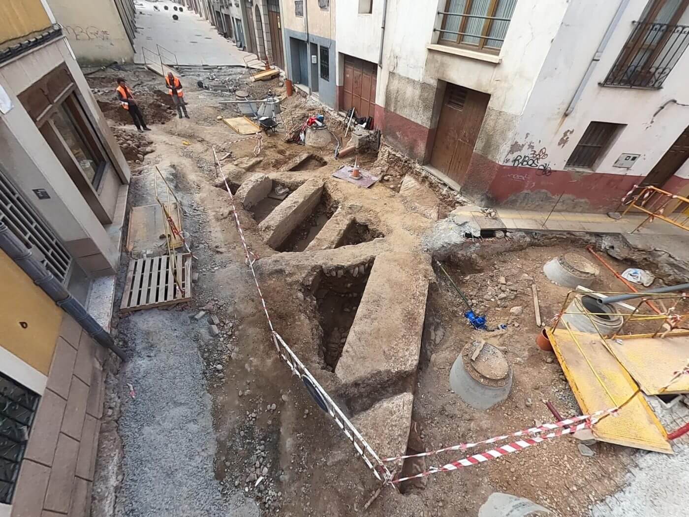 Lee más sobre el artículo El Ayuntamiento de Calahorra decide extraer parte de los restos de termas romanas localizados en la calle Eras