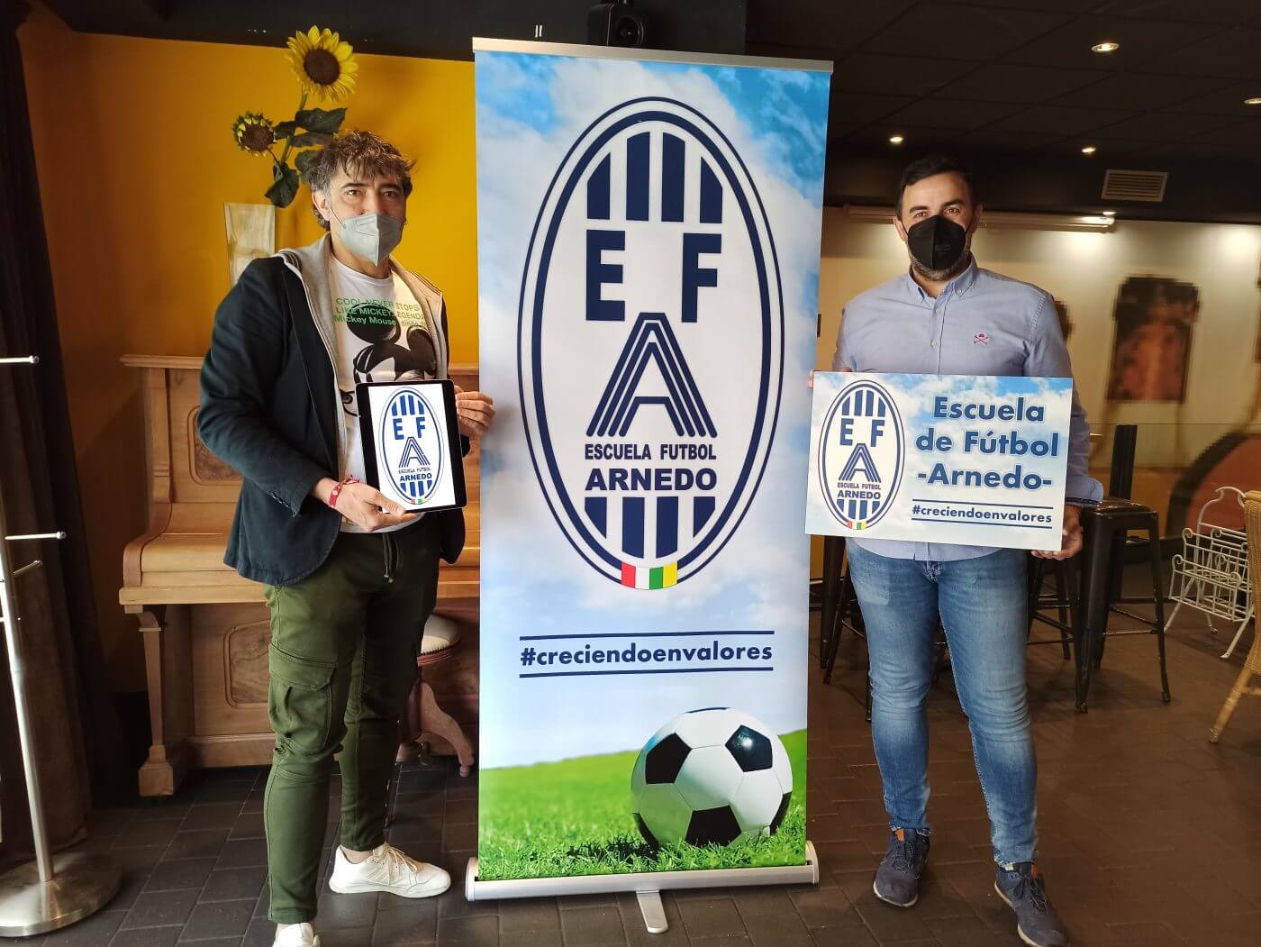 Lee más sobre el artículo La Escuela de Fútbol de Arnedo presenta su nuevo escudo, realizado por su expresidente David Marín