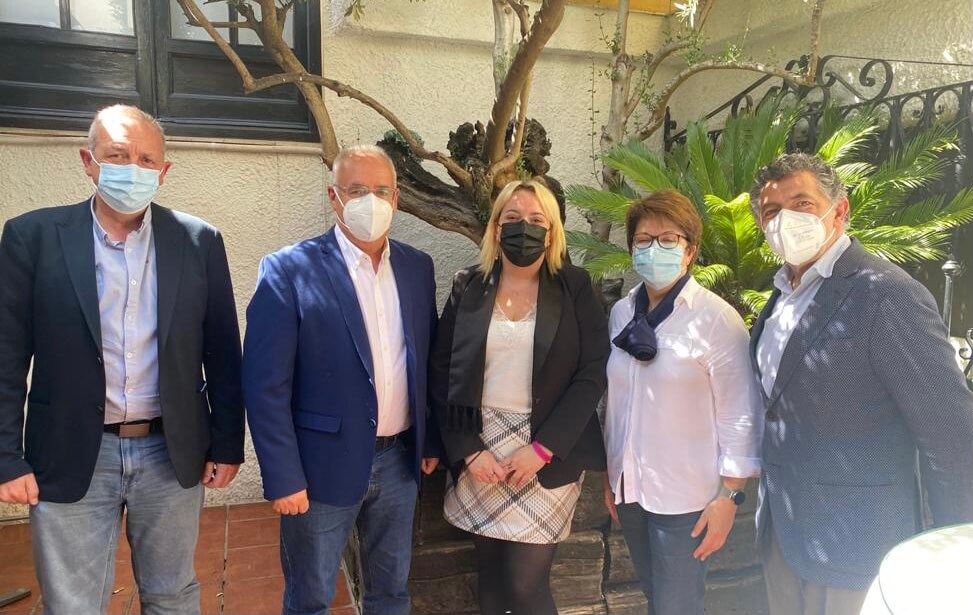 Lee más sobre el artículo Ceniceros y Cuevas mantienen un encuentro de trabajo con el grupo municipal del PP de Alfaro