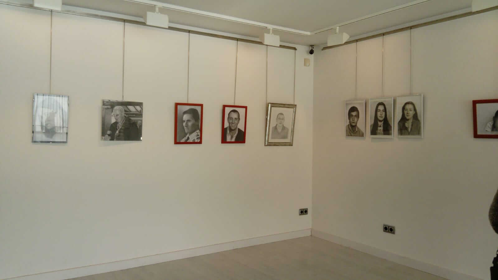 Lee más sobre el artículo La exposición solidaria de retratos de José María Mateo recauda 5.200 euros para el Centro Social Frei Zacarías del misionero Nicolás Pérez-Aradros