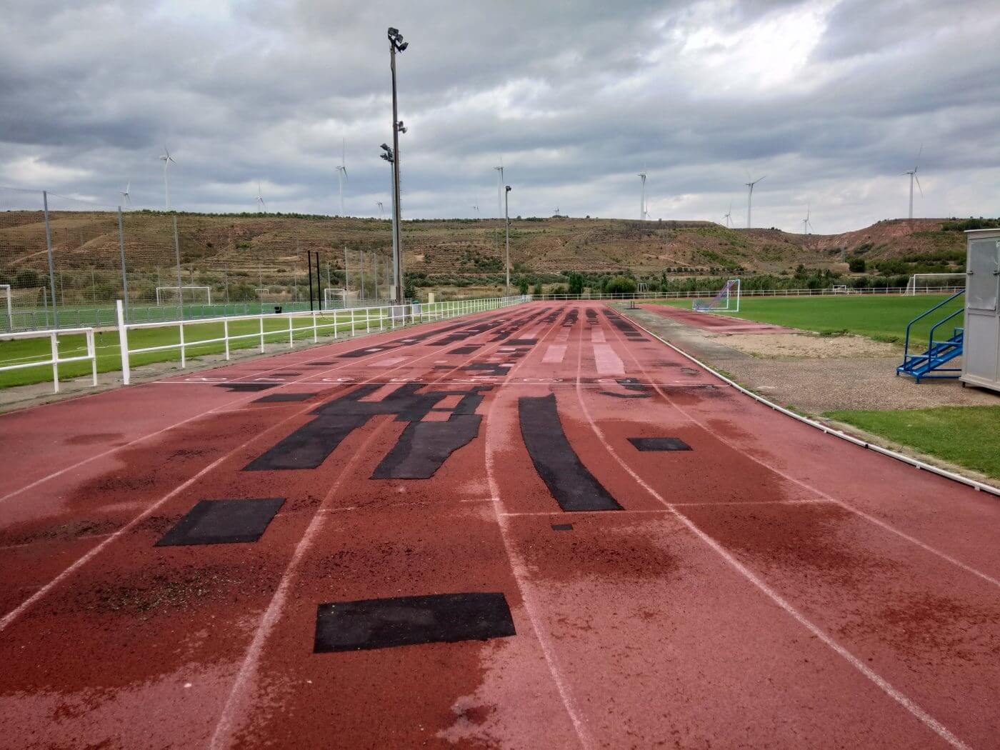 Lee más sobre el artículo La Junta Local de Calahorra aprueba el proyecto para reparar las pistas de atletismo por 467.000 euros