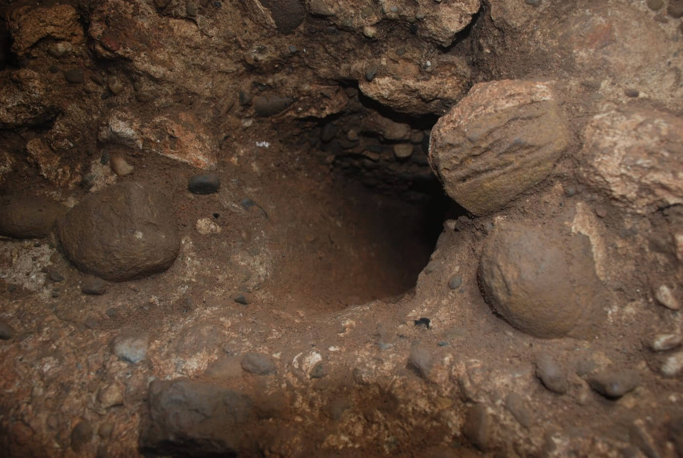 Lee más sobre el artículo Las excavaciones arqueológicas en la cloaca romana de la calle San Andrés de Calahorra documentan distinto material y un nuevo orificio cuadrado en la pared norte